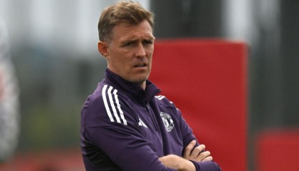 战术透明到被对手公开拆解！曼联新帅接手烂摊子，中场搭档成死穴|后卫|富勒姆|伊沃比|切尔西|阿莫林_新浪体育_新浪新闻